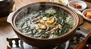 🥣 소고기 미역국 끓이는 법: 맛을 가르는 '볶는 과정'과 건강하게 먹는 팁