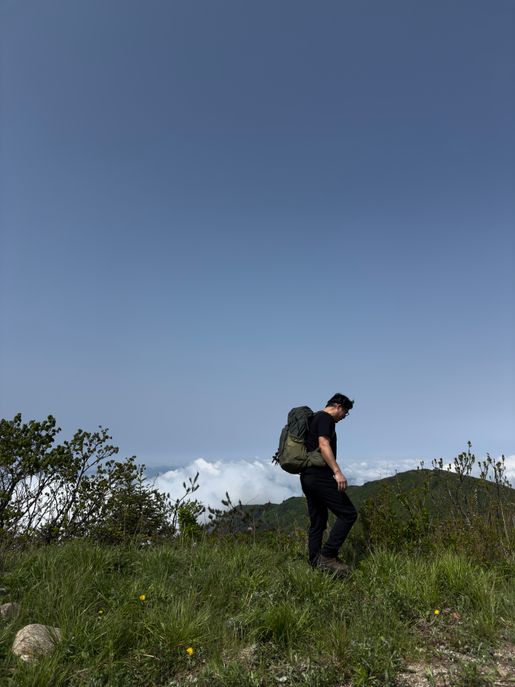 운해를 배경으로 연화봉 능선에 선 모습