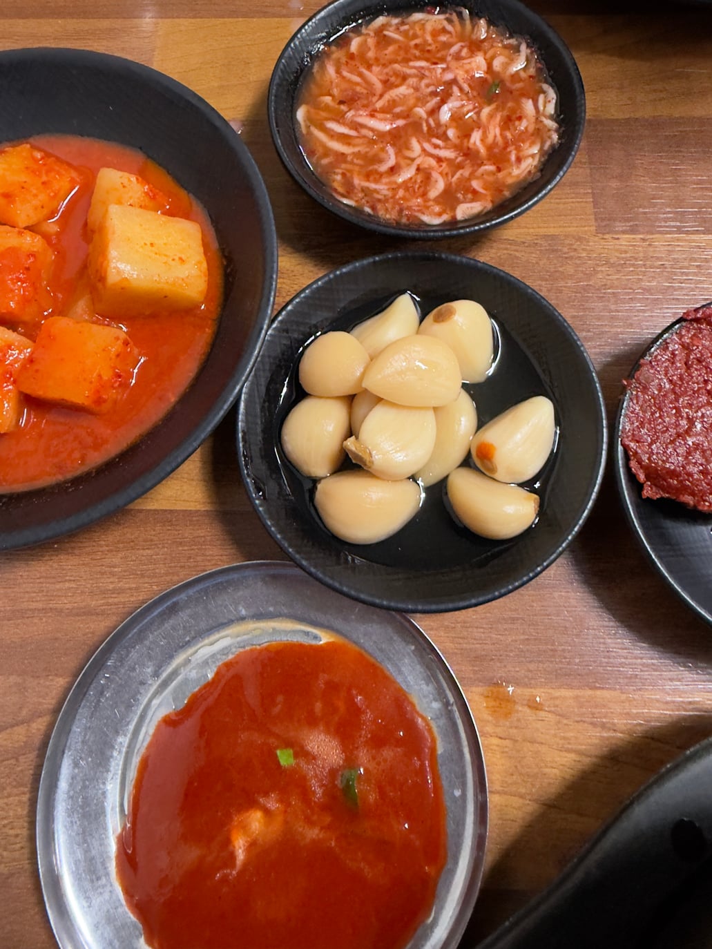깍두기, 새우젓, 마늘, 다대기 등 순댓국과 함께 나오는 기본 찬