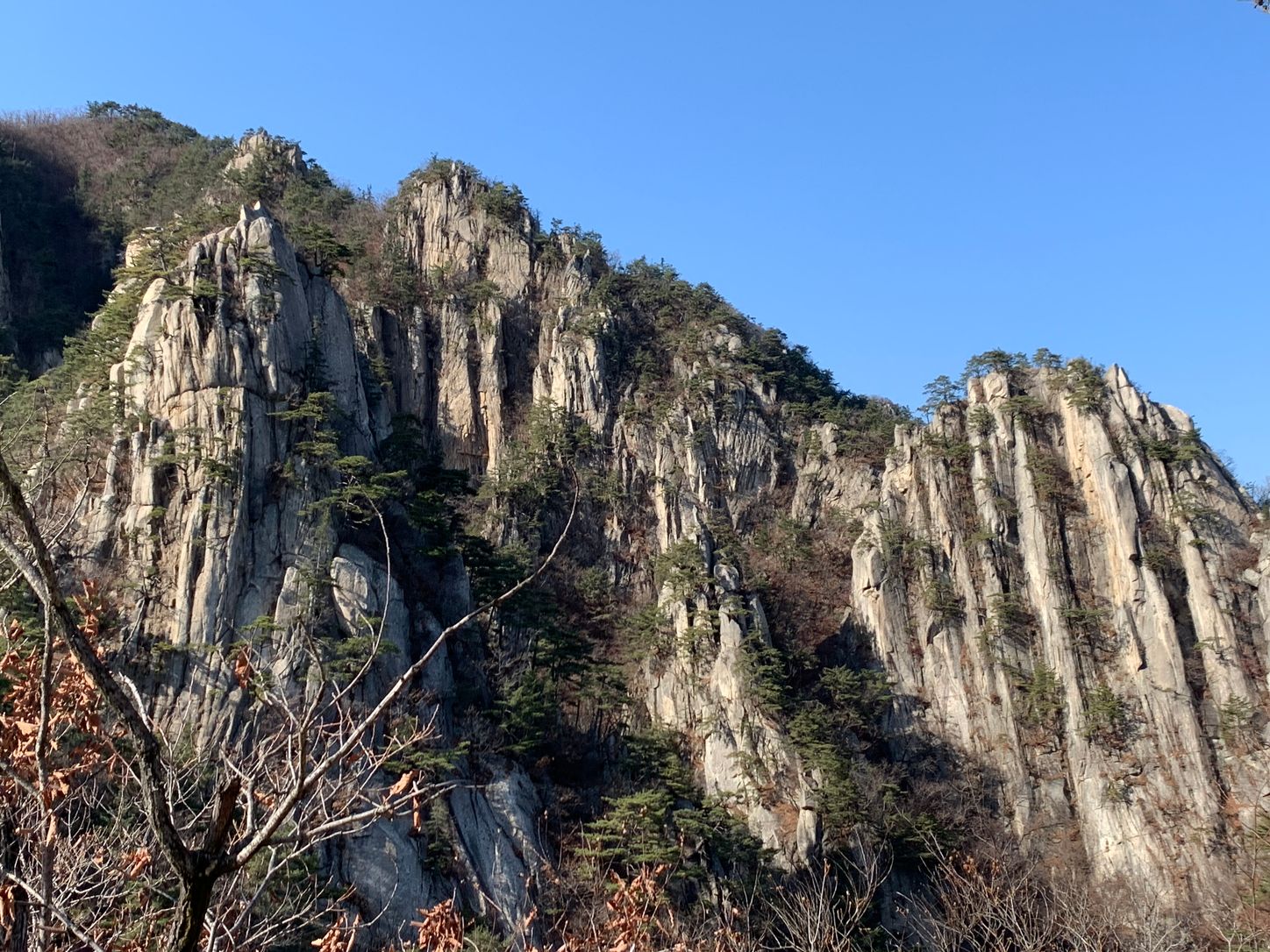 병풍처럼 펼쳐진 운악산 병풍바위 화강암 절벽