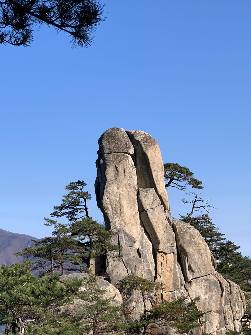 하늘로 우뚝 솟은 기둥 모양의 미륵바위