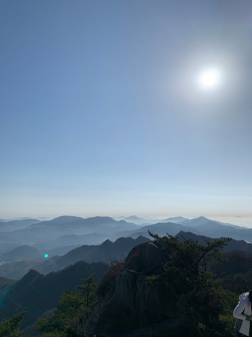 해를 마주하고 내려다본 겹겹의 산줄기