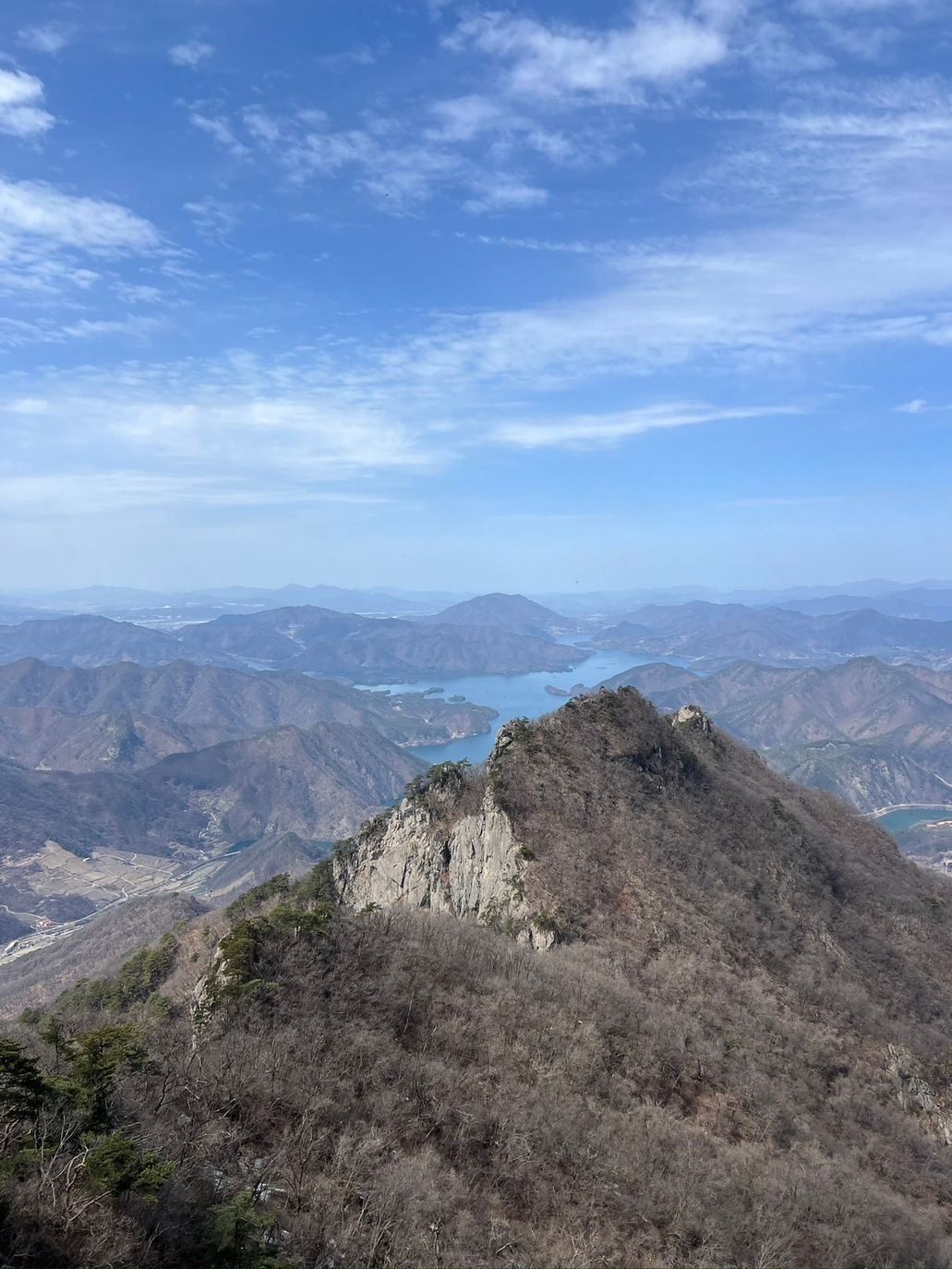 충주호를 내려다보는 월악산 암봉 능선