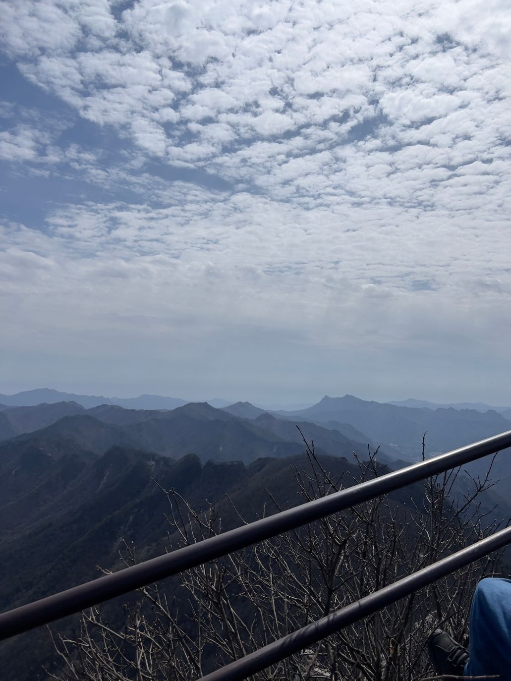 영봉 정상 난간 너머로 펼쳐진 겹겹의 산줄기와 구름