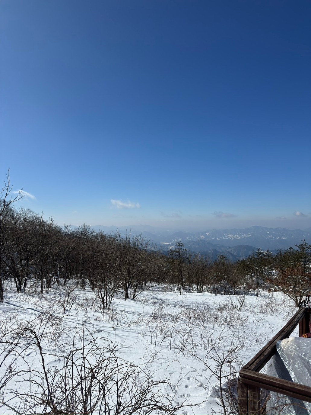 눈 덮인 고산 초원 너머로 펼쳐진 겹겹의 산줄기